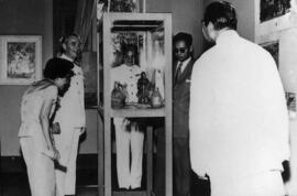 ศาสตราจารย์ศิลป์ พีระศรีถวายคำบรรยายแด่รัชกาลที่ 9 และสมเด็จพระศรีนครินทราบรมราชชนนี ภาพที่ 3