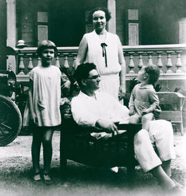 ศาสตราจารย์ศิลป์ พีระศรีกับครอบครัว